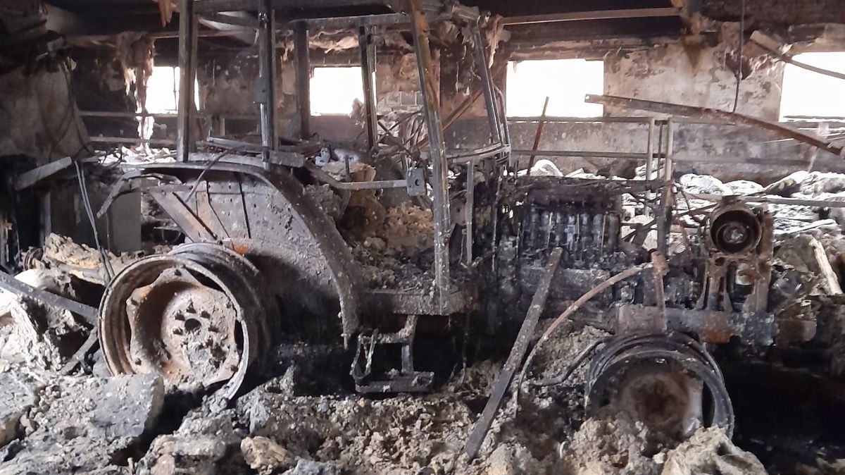 Požár stáje, v níž zahynulo 150 krav, způsobila závada na traktoru
